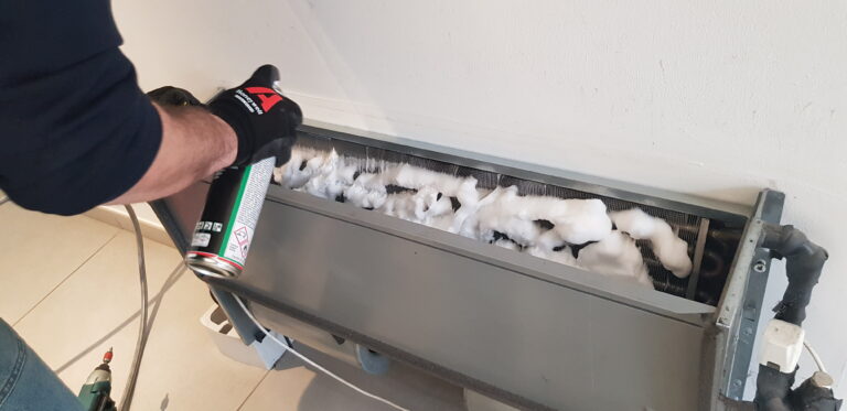 Immisione detergente schiumogeno sanificante per batterie lamellari di condizionatori e fan-coil a bassa residualità,